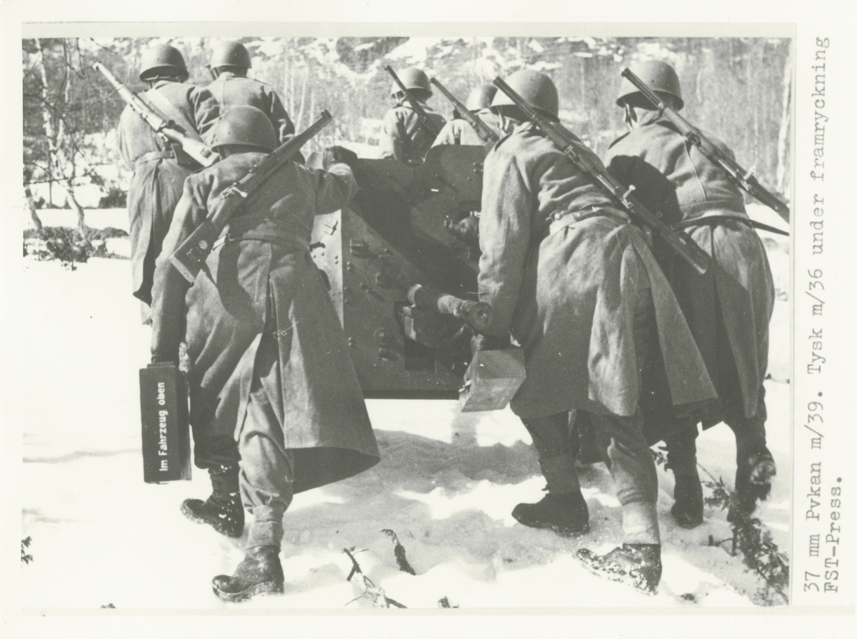 Bofors 37 mm pansarvärnskanon m/1939 under framryckning, 1940.