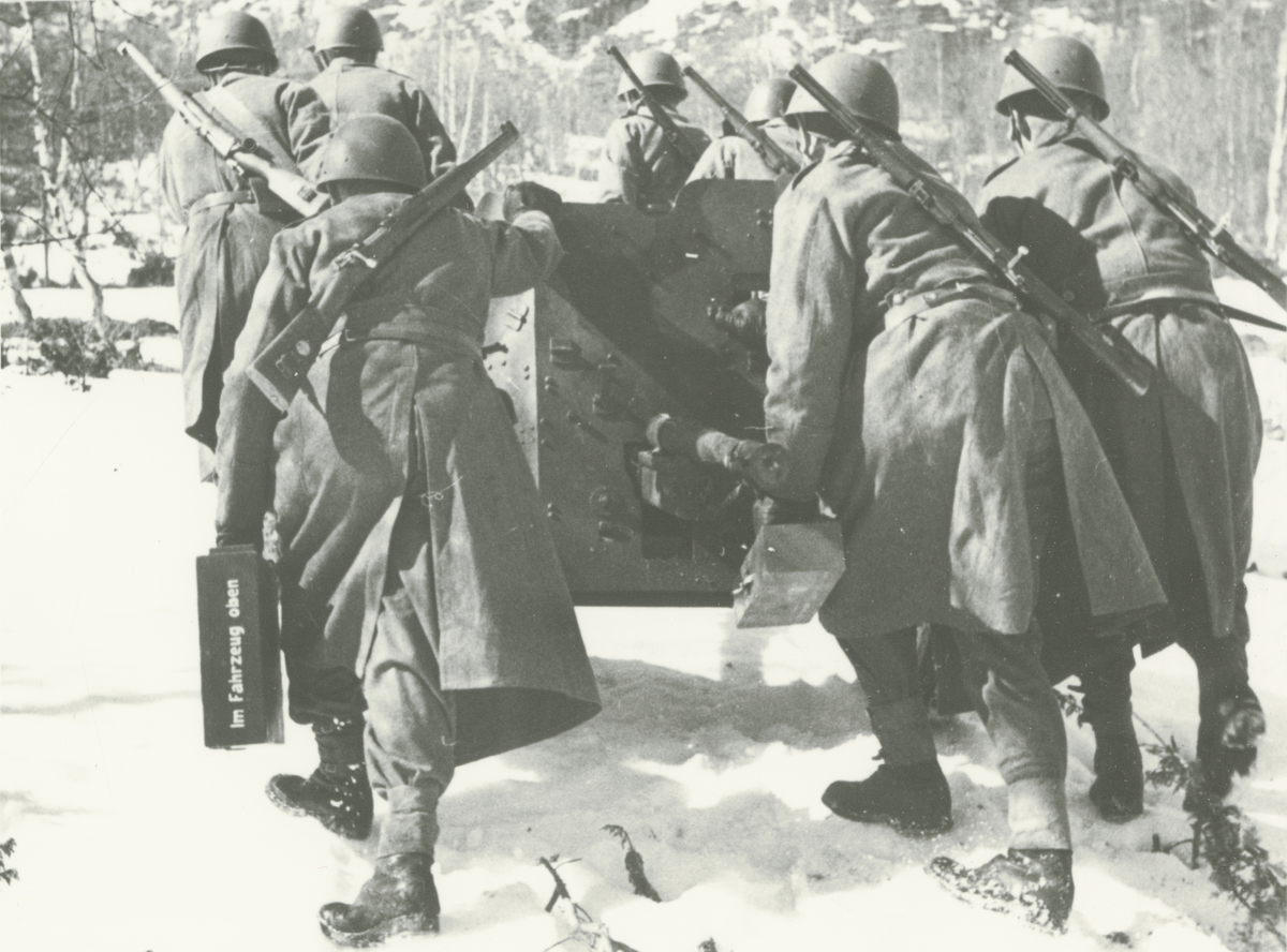 Bofors 37 mm pansarvärnskanon m/1939 under framryckning, 1940.