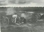 Två 7,5 cm kanoner m/1902 under skjutövning på fältet. Servisen är utrustad med karbiner m/1894-1914.