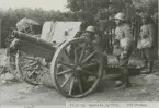 10,5 cm haubits m/1910 görs klar för eldgivning, bakom pjäsen skymtar föreställaren.