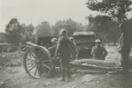 10,5 cm haubits m/1910 görs klar för eldgivning, bakom pjäsen skymtar föreställaren.