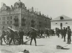 Fyra 12 cm haubitser m/1891 ur positionsartilleriet uppställda vid kasernerna på Storgatan i Stockholm.