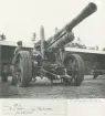 15 cm haubits m/1939 B från Karlsborgs artillerikår A 9, uppställd utanför ett förråd, 1944.