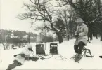 Telegrafi, två män vid en radiostation m/1942 på ett snöklätt fält.