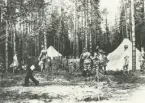 Norrlands dragonregemente K 4 under sommarmarschen 1936. Löjtnant Vogel tar emot sin tropp i Pitsundets bivack.