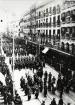 Parad med musikkår som spelar på gata i utländsk stad förmodligen Frankrike, tidigt 1900-tal.