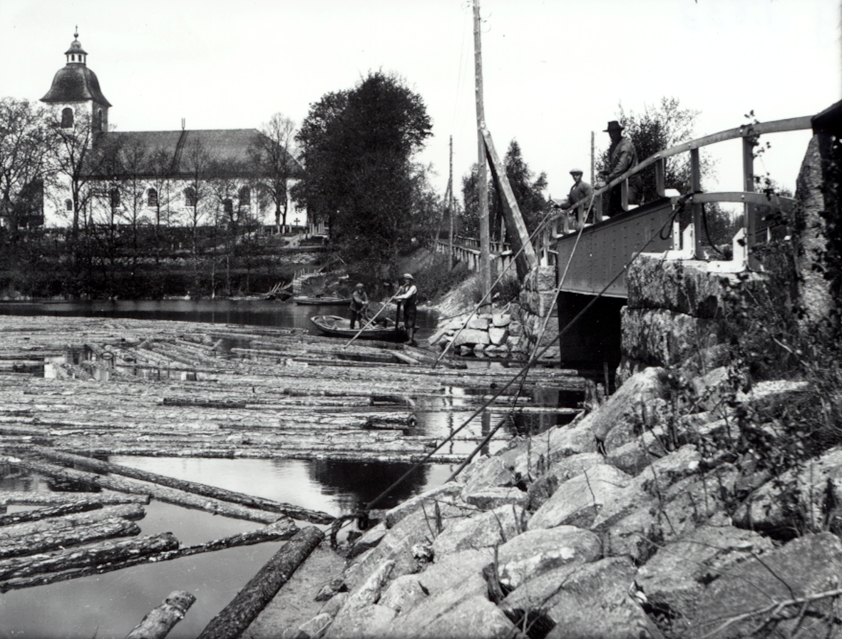 Sundsbro flottarlag 1916 under arbete invid Hjorteds kyrka. Timmerflottnng.