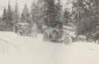 Bil från 1930-talet har kört i diket på en snöig skogsväg.