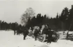 Tre vinterkamouflerade stridsvagnar m/1921 på skogsväg.