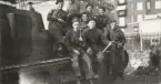 Grupp på motorhuv till stridsvagn m/1921 i stad.