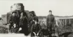 Soldater vid stridsvagn m/1921.
