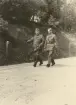 General Nils Bredberg promenerar på landsväg med en oidentifierad man, ca 1940-tal.