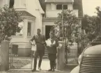 General Nils Bredberg står utanför ett hus med en oidentifierad man, ca 1940-tal.