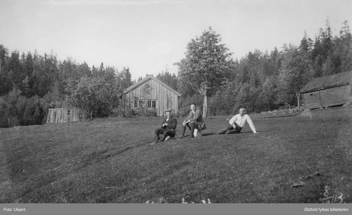 Harehytta under Askersby i Varteig 1913 (?). Tre ukjente personer.