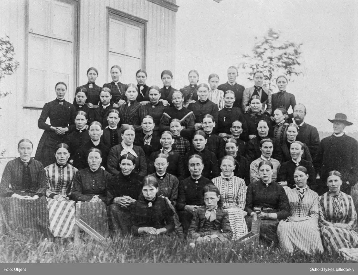 Den kvinnelige misjonsforening (NMS) i  Varteig, ca. 1890.  Personene er ukjente, Helt foran er Elise Sælid, usikkert hvem av de to.