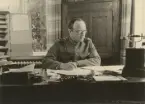 Man vid skrivbord, 1940-tal.