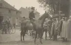 Man i kavalleriuniform till häst i stadsbebyggelse, OS i Antwerpen 1920.