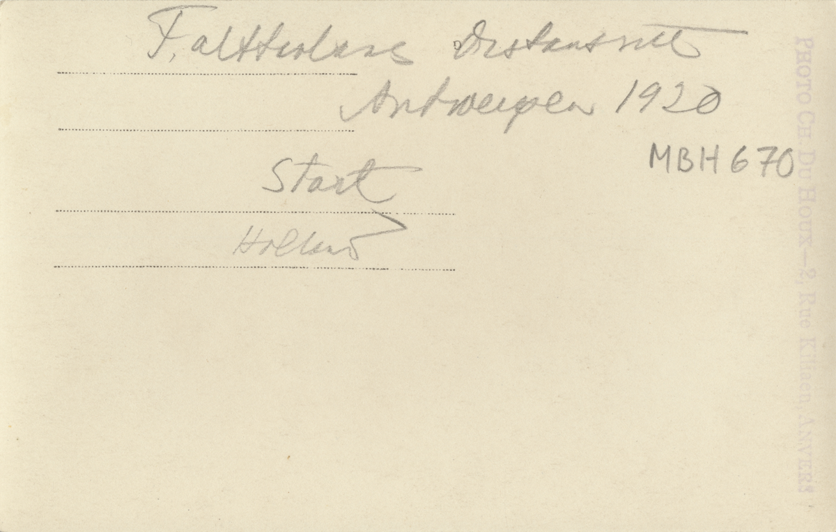 Man i kavalleriuniform till häst i stadsbebyggelse, OS i Antwerpen 1920.
