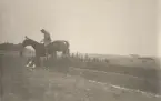 Man med häst hoppar över häck i fälttävlan, OS i Antwerpen 1920.