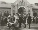 Civila och officerare samlade framför en byggnad, OS i Antwerpen 1920.