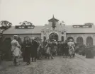 Civila och officerare samlade framför en byggnad, OS i Antwerpen 1920.