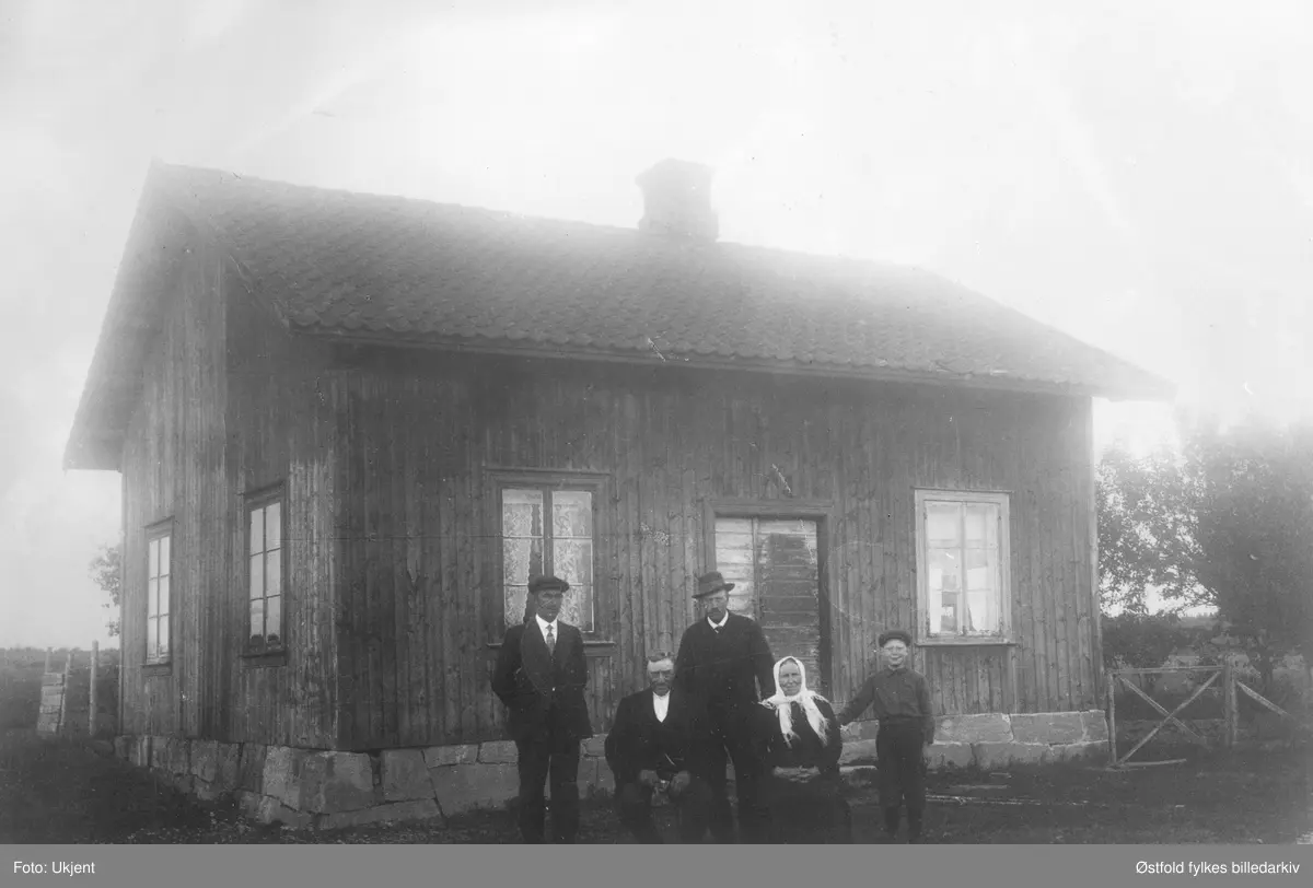 Haugerneset i Varteig ca. 1922. Opprinnelig en husmannsplass, eget bruk fra 1880.
Fra venstre: 
Nils Tangen, Mathis Haugerneset, Simen Mathisen Lunde, Lovise Haugerneset (fra Hasleødegaard), Erling Jensen (sønn til Elise Årum, g,m "Store-Jens".