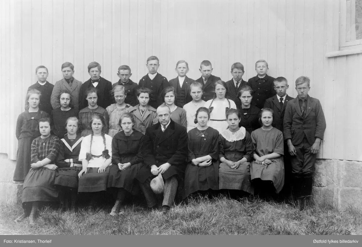 Konfirmanter i Varteig 1922, utenfor Varteig kirke.
Navnliste ikke funnet (2024).