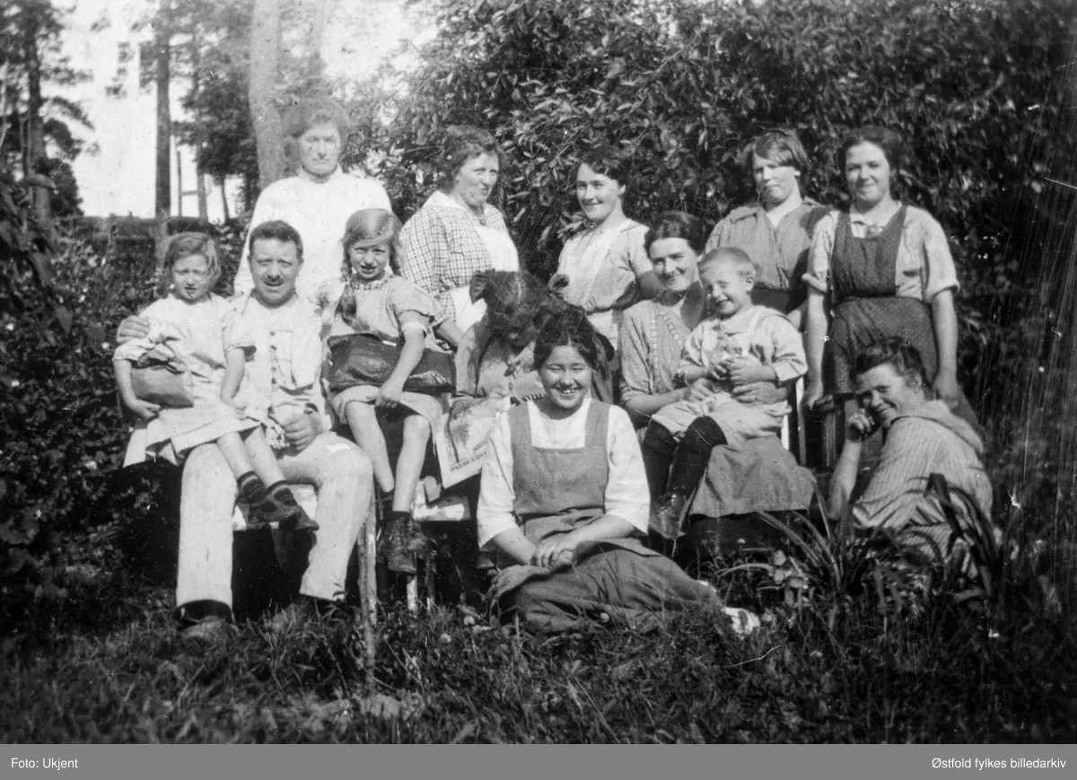 Ise Meieri,  Varteig  ca. 1919-20, med eiere og ansatte. 
Sittende foran: 
Gudrun Kristiansen. 
Første rad fra venstre: 
O. C. Toftner (eier av meieri  og landhandler) med døtrene Ragnhild og Solveig samt enda en datter, Dagny Jakobsen (g. Øby) med Øyvind Toftner på fanget, deretter ukjent dame sittende i gresset.
2. rekke: 
Maren Sim,ensen (g. Bergby), fru Ingrid Toftner (kona), Ragna Jacobsen (g. Bergby), Elise Haugen (g. Larsen?), Ingrid Fløviken (g. Karlsen).

På fotokort er etternavn opgitt til å være Tøftner.