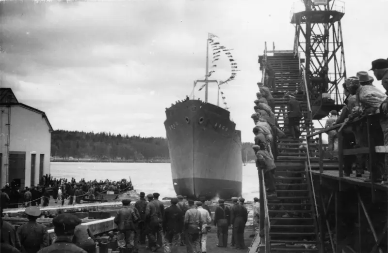Finnboda Varv. Sjösättningen av lastmotorfartyget "Argo". Foto 1948.