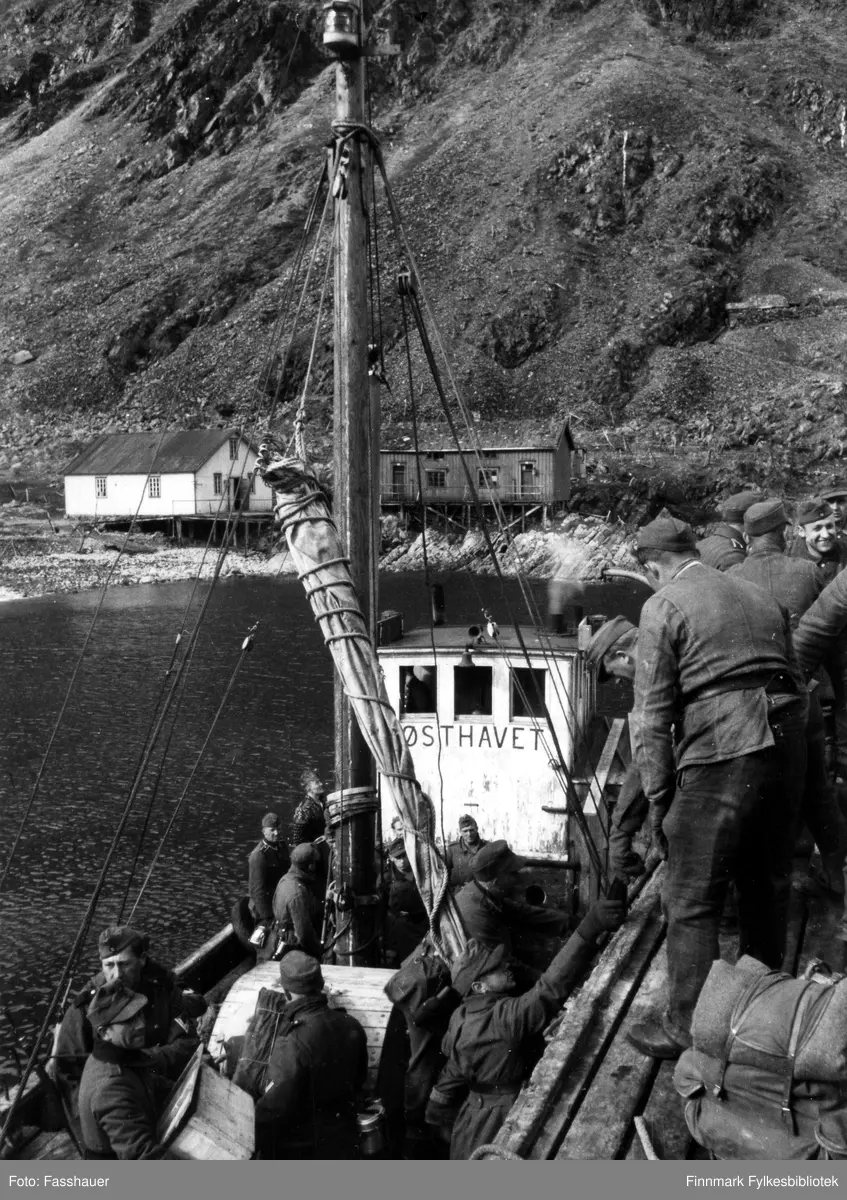 Tyske soldater tilhørende det tyske hærkystbatteriet HKB 2./480 Losvik går i land fra m/k "Østhavet" (F-87-G) av Gamvik.