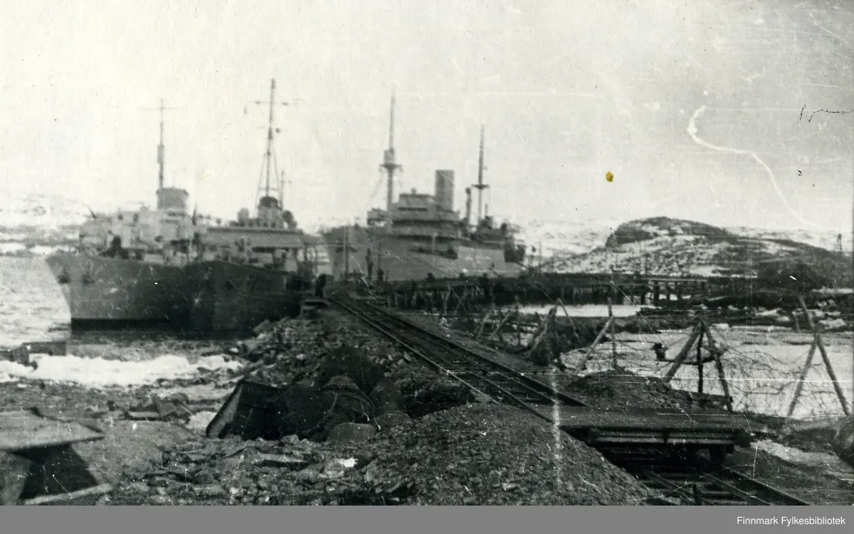 D/s "Idefjord" (4287 BRT) og to korvetter ved Vikingkaia på Saga. 
Nærmest, langs kai, en av Iles-klasse minesveiperene Karmøy, Tromøy, Jeløy eller Oksøy.
Fortøyd langs utsiden av denne, korvetten Eglantine.
