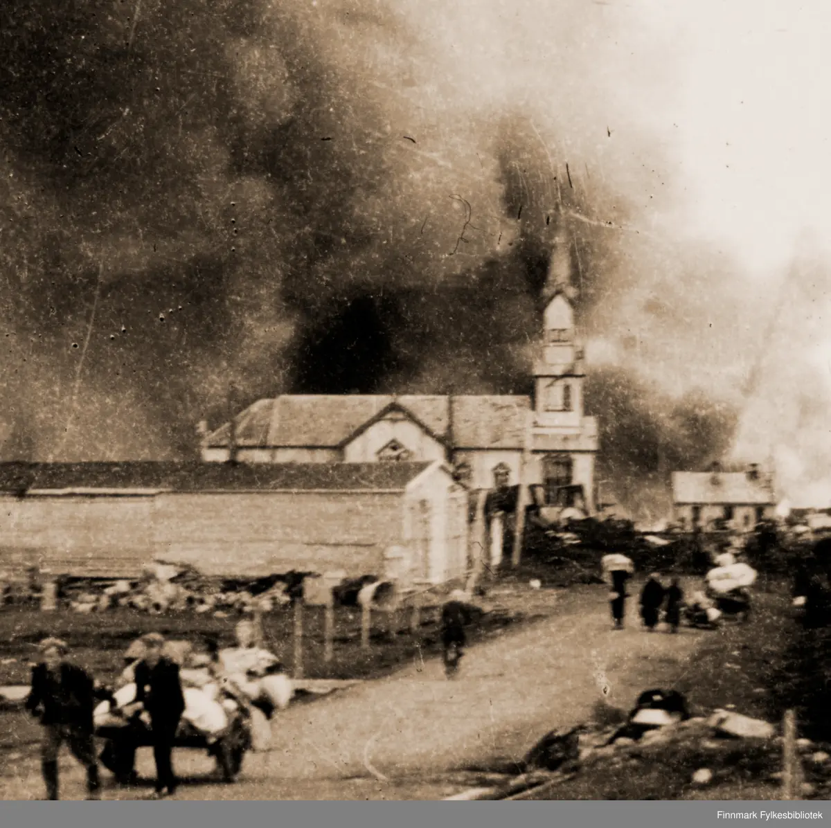Sivile evakuerer oppover Fosseveien fra Vadsø etter at byen er satt i brann under omfattende sovjetisk flyangrep 23. august 1944..