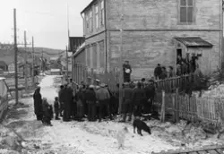 Kunngjøring fra kong Haakon leses opp av en representant for