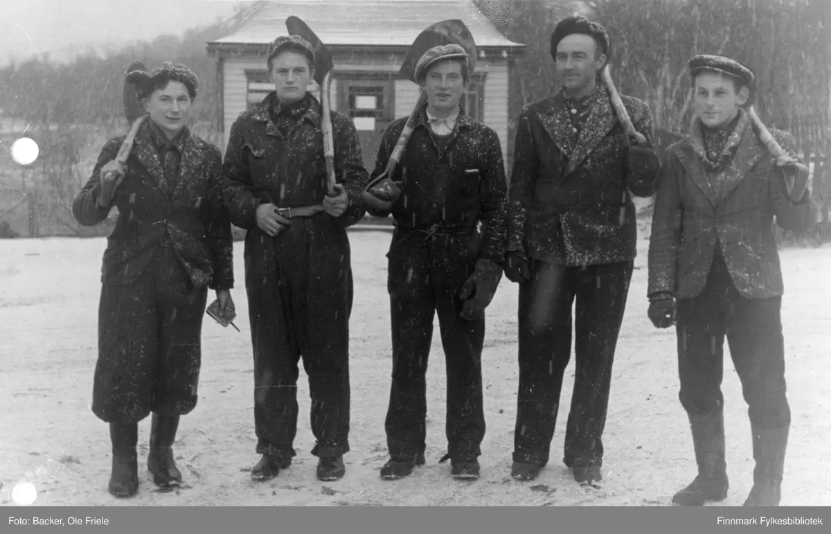 Ved starten av Egnehjemveien. Fem unge karer med spade på skulderen. Fra venstre: Arthur Arvola, Håvard Birger Hølvold, Norvald Aannerud, Woluf Abrahamsen og Johan "Putte" Jeremiassen. I bakgrunnen Skavhaug-kiosken. 
