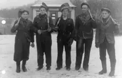 Ved starten av Egnehjemveien. Fem unge karer med spade på sk