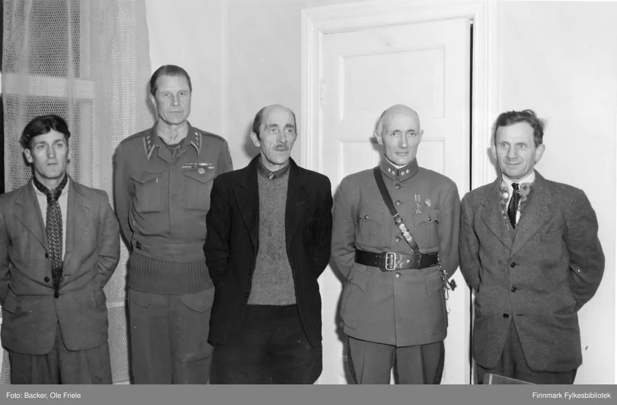 Fra venstre: Nyutnevnt  konstituert fylkesmann Peder Holt, Militærmisjonens leder oberst Arne Dahl, Vadsøs ordfører Magnus Methi, nyutnevnt ordfører i Vardø løytnant Olav Granaas i sin gamle norske uniform og Nord-Varangers ordfører Waldemar Harila.