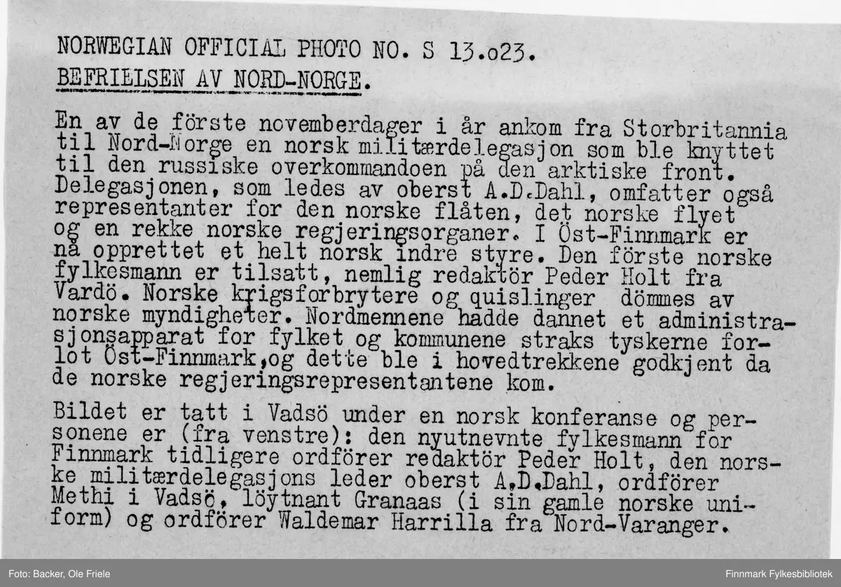 Fra venstre: Nyutnevnt  konstituert fylkesmann Peder Holt, Militærmisjonens leder oberst Arne Dahl, Vadsøs ordfører Magnus Methi, nyutnevnt ordfører i Vardø løytnant Olav Granaas i sin gamle norske uniform og Nord-Varangers ordfører Waldemar Harila.