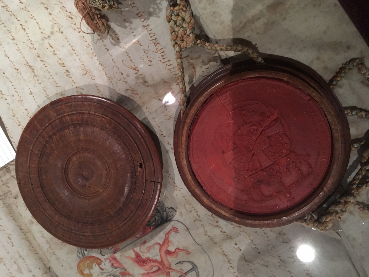 Diplom i ramme, med vokssegl i dreiet treboks, med gjenget lokk. Adelsdiplom fra år 1660 for familien Hübsch.