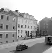 Parti av Djurgårdsgatan i Linköping med fastigheten Djurgårdsgatan 23 centralt i bilden. Dokumentation av Östergötlands museum kort före rivning.