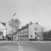 Parti av Djurgårdsgatan i Linköping med fastigheten Djurgårdsgatan 27 centralt i bilden. Utblick norrut från gatans korsning med Träng- respektive Lasarettsgatan. Dokumentation av Östergötlands museum kort före rivning.