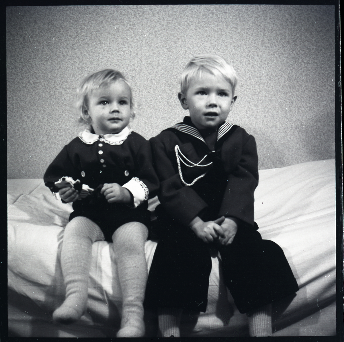 Portrett av to søsken, ukjente personer. Antageligvis tatt på 1950-tallet.

Påskrift på konvolutt negativet lå i: 28