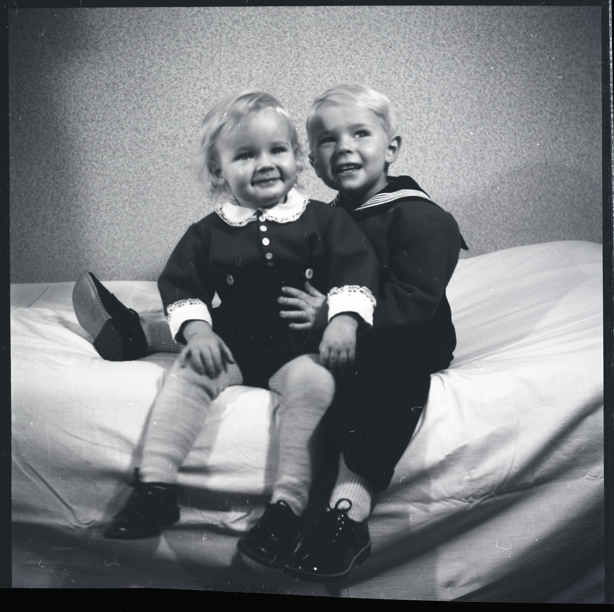 Portrett av to søsken, ukjente personer. Antageligvis tatt på 1950-tallet.

Påskrift på konvolutt negativet lå i: 28