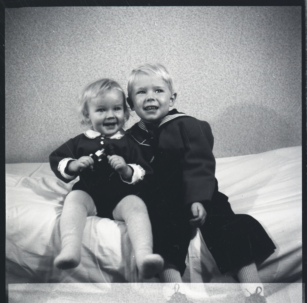 Portrett av to søsken, ukjente personer. Antageligvis tatt på 1950-tallet.

Påskrift på konvolutt negativet lå i: 28