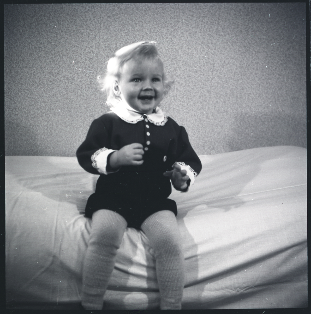 Portrett av ett barn, ukjent person. Antageligvis tatt på 1950-tallet.

Påskrift på konvolutt negativet lå i: 28