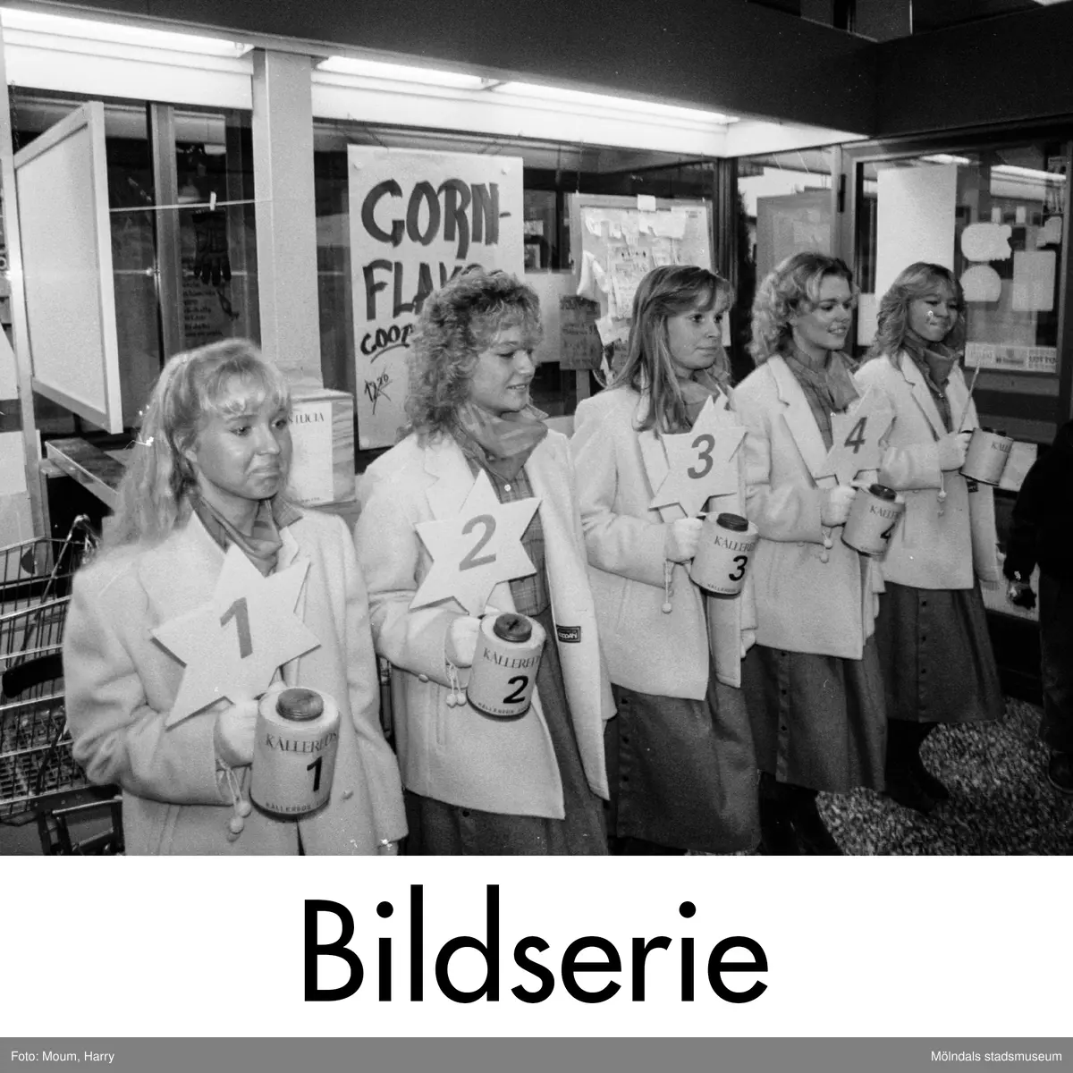 Serie om sju fotografier tagna av Harry Moum, HUM, för publicering till artikel i Mölndals-Posten, vecka 48, år 1983.

Här följer artikeln i sin helhet:
"Vem blir årets Lucia?

Under lördagen var det dags för årets upplaga av Lucia-kandidater i Kållered att presentera sig för allmänheten.
Som så många gånger förut var Olle Smen Svensson deras trogne följeslagare. Väpnad med en megafon och ett ordflöde och ett humör som inte går av för hackor kallades de fram en för en och nämndes vid namn.
Sedan tågade de av i samlad trupp till de olika affärerna i centrum med sina insamlingsbössor.
Luciorna i Kållered samlar som bekant in klingande mynt, ja även prasslande till en skola i Sivatar i Himalaya-bergen. Kålleredsborna har tänt på detta med Sivatar och i år går kollekten vid andra söndagen i advent i Kållereds kyrkor till detta ändamål.
Jag vet inte i vilka banor Olles tankar går när det gäller Sivatar, men det vore kanske inte så dumt om byn på Himalayas sluttningar blev Kållereds vänort i tredje världen. Visst tål det att diskuteras och även att förverkligas. Både skolor, företag och allmänhet här ute sluter nog upp för den goda sakens skull.
Under söndagen besökte Smen och tjejerna kyrkorna och Röda Kors basaren samt drack adventskaffe på Långåker. I övrigt stundar det bråda dagar för Olle och hans femlingar. Vi får tacka den för deras insats och för att de sprider ljus i vintermörkret.
Den stora frågan är - Vem blir årets Lucia - Var med och rösta, vänta och se. Valet är svårt, alla är de så söta. Världens sötaste påstod till och med Olle Smen.

HUM"
