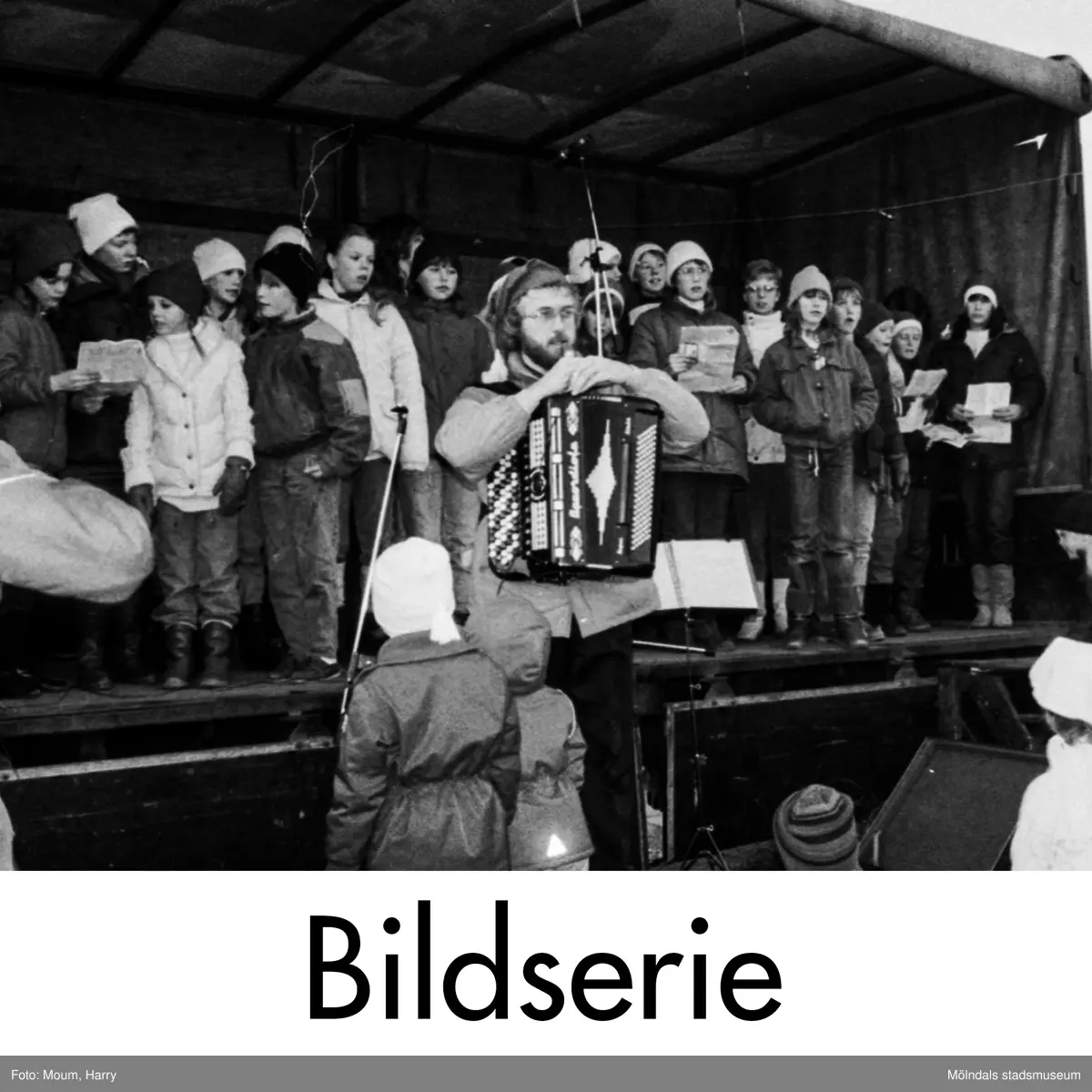Serie om åtta fotografier tagna av Harry Moum, HUM, för publicering till artikel i Mölndals-Posten, vecka 50, år 1983.

Här följer artikeln i sin helhet:
"Agneta Kållereds lucia på sin egen födelsedag

I söndags var det dags för Lucia-kröning i Kållered. Kröningen föregicks av en folkfest i centrum.
Hundratals människor vandrade till och från i decemberkylan, lyssnade på Stefan Ljungqvist, Skolornas Musikkår, Kållereds Spelmanlag och Brattåsskolans kör. Mellan varven slog man en åkarbrasa, samspråkade och julhandlade i affärerna, som dagen till ära hade öppet och bjöd på kaffe och pepparkakor. Det senare blir man som bekant snäll av. Nu såg ju alla som hade mött upp snälla ut, men det kanske är bra att ta i förberedande syfte.

2 800 röstsedlar hade lämnats och efter kontrollen under lördagskvällen stod det klart att Agneta Larsson hade fått flest röster och således hade blivit Kållereds Lucia 1983.

Klockan 15.00 på söndagen kröntes hon under pompa och ståt i Centrum. Det var en lycklig Agneta som lyssnade till publikens uppskattning. Inte blev det sämre av att hon fyllde år samma dag. Kållereds Lucia och födelsedag på en och samma dag, inte konstigt att flickbarnet strålade i kapp med ljusen i kronan.

Agneta går i 9:an vid Ekenskolan, är omtyckt av kamraterna och för oss andra som bor i Kyrkbackarna har hon alltid varit en söt och hygglig tjej.

Agneta dansar jazzbalett på fritiden och har dessutom den rätta blicken för hur kläder skall se ut.

Hon har nu tänkt satsa på en utbildning i ekonomi, men med en sidoblick på mode.

Mamma Britt, pappa Lennart och bröderna Pierre och Jens såg nog till att Agneta blev tillbörligt hyllad också i hemmet senare på kvällen.

MP sällar sig till hyllningskören.

HUM"