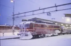 Elektrisk lokomotiv El 14 2200 med persontog på Trondheim st