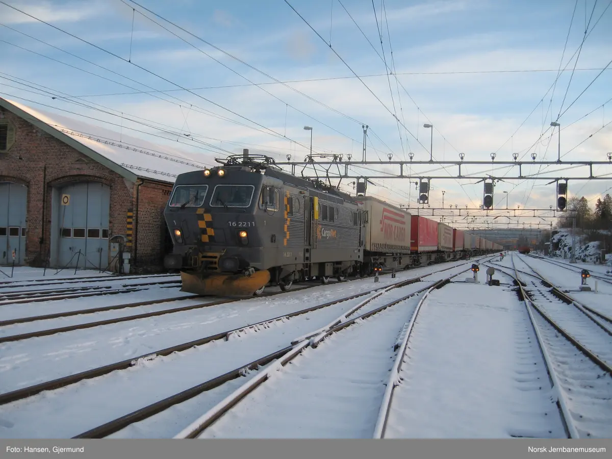 Elektrisk lokomotiv El 16 2211 med CargoNet Arctic Rail Express fra Narvik tog 41932, på Kongsvinger stasjon