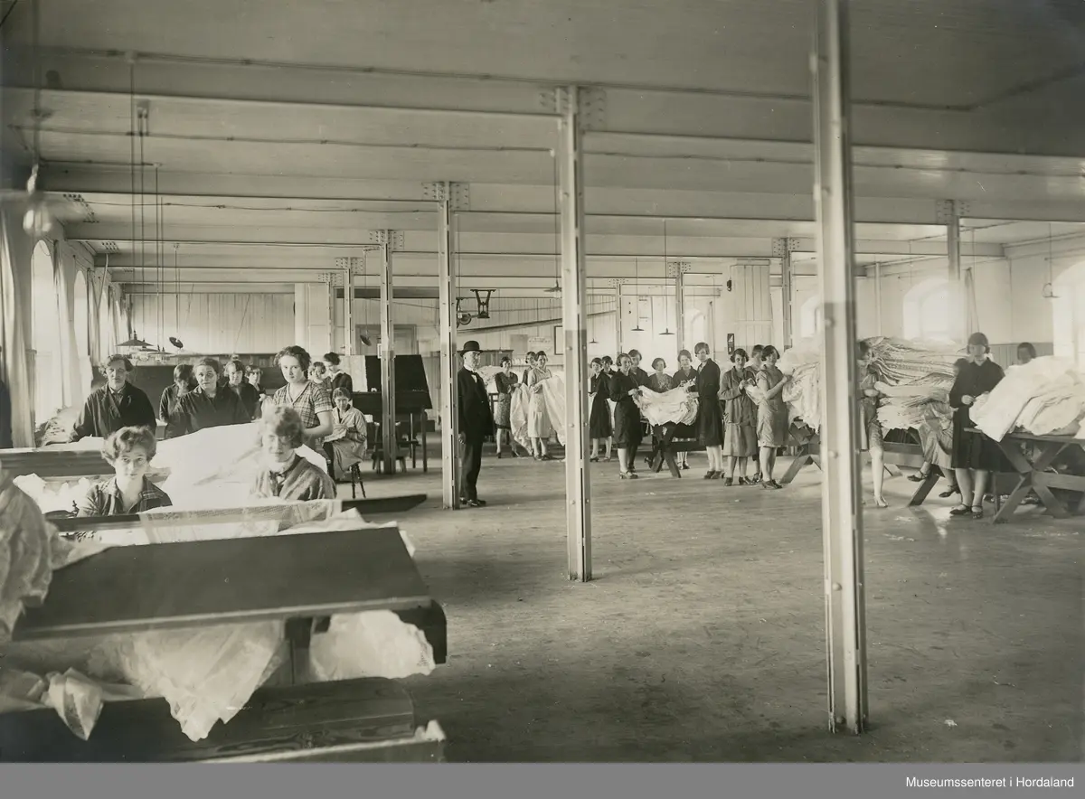 Fabrikklokale og arbeidarar ved Tangens Gardinfabrikk (1890-1972), Bergen. Bileta kan også vere frå dotterselskapet i Sverige.