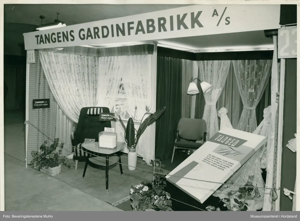 Utstillingsfoto frå Tangens Gardinfabrikk, Bergen. Foto frå ulike messe- og vindaugsutstillingar på 1920- til 60-talet. Bileta viser utstillingar av gardiner og møbelstoff frå bergensbedrifta.